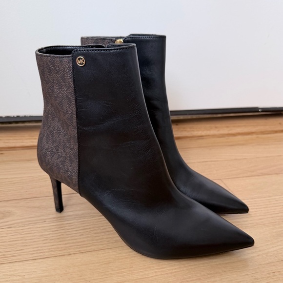 Michael Kors size 7.5 Alina Flex Leather and Logo Ankle Boot black brown heels - Picture 2 of 8